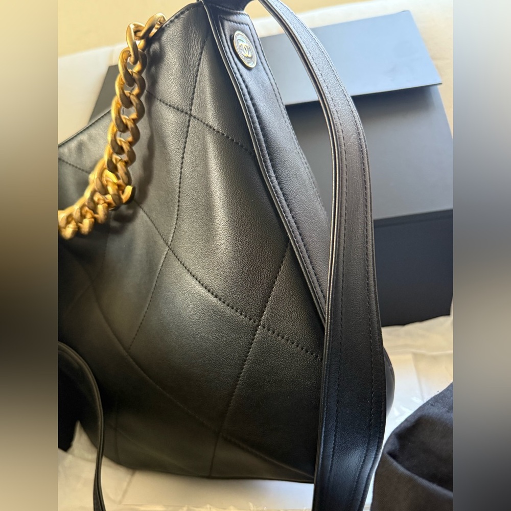 Chanel Easy Mood Hobo Quilted Black Leather Bag with Gold Chain - Picture 6 of 13